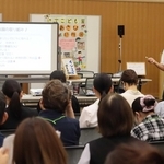各園の取り組みなどを紹介した若草幼稚舎の高澤公彦園長（右奥）＝まちづくり協働センター