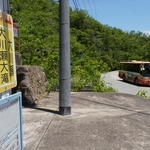 「大川瀬大滝」バス停と、走る神姫バス＝三田市大川瀬