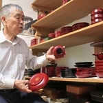 販売予定の作品を持つ大蔵信一さん。被災した輪島塗の漆器を修復した＝三田市下里