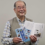 「続・三田こぼれ話」を持つ山口武宏さん＝三田市三輪２