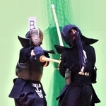 剣道女子個人決勝で果敢に攻め込む三田上景剣道クラブの山田悠生さん（左）＝神姫バス城山体育館