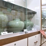 さまざまな形のつぼなどを展示している＝三田市三輪、三輪明神窯史跡園