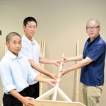 手作りしたトンボを寄贈する濱幸志郎さん（手前）と西上蒼大郎さん（奥左）＝三田市三輪