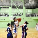 バスケットボール女子決勝で、攻め込むけやき台の選手＝神姫バス城山体育館