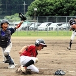 決勝で、見事な連係で走者をタッチアウトにしたウッディボーイズウエスト＝丹波市氷上町上新庄、氷上総合グラウンド
