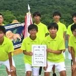 ソフトテニス男子団体で２連覇を果たしたけやき台の選手＝下青野公園テニスコート