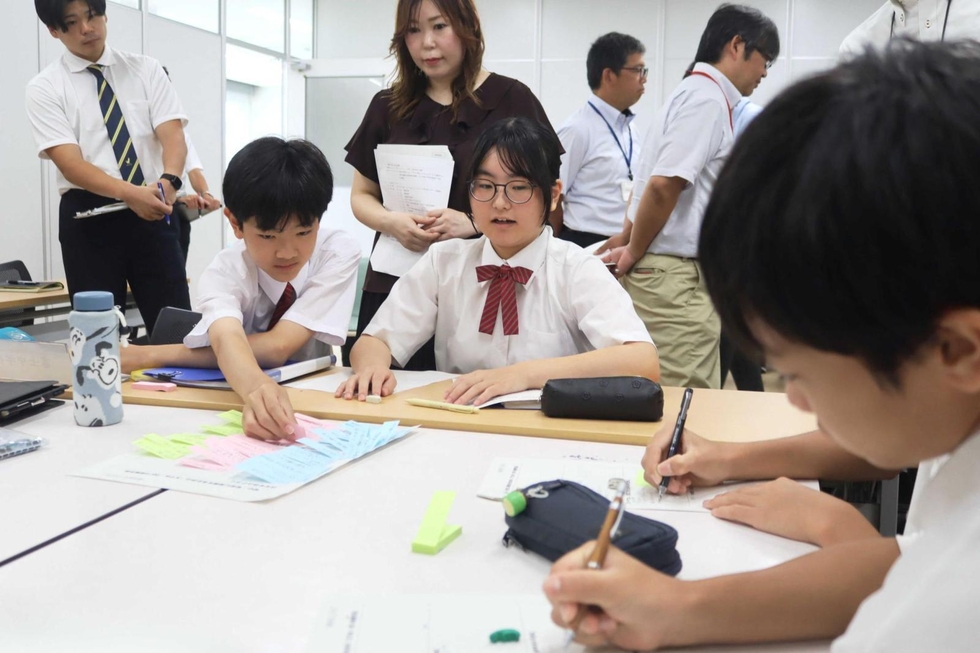 中学生応援‼️　テキストバラ売り大会(閲覧用⑤) スマホ、SNS…トラブルや犯罪被害防ぐには? 三田で中学生サミット、8校