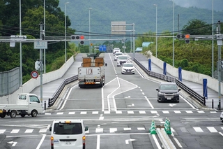 開通から半年を迎えた県道「三田西インター線」のバイパス区間。乗用車やトラックが利用している＝三田市テクノパークから撮影