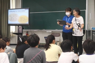 すずかけ台小で行われた養成講座を兼ねた授業。当事者の話を聞き、理解を深めた＝三田市すずかけ台２