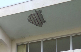 一部が剝がれ落ちたバルコニーの天井＝三田市三輪１（市提供）