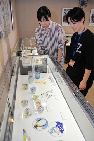 ガラスの魅力を紹介 三田の「工芸館」と「ひとはく」がコラボ 解説から