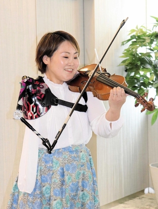 市役所で「愛の讃歌」を演奏した伊藤真波さん＝伊丹市千僧１