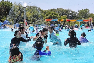昨年夏、子どもらでにぎわったふれあいプール＝三田市四ツ辻