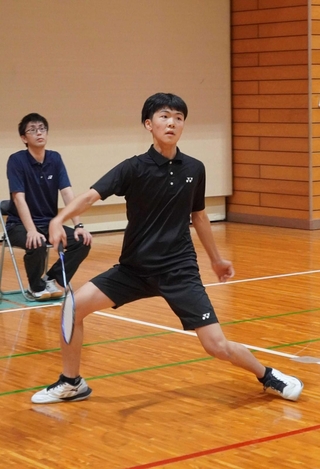 バドミントン男子個人で優勝した三田学園の川畑丈翔さん＝三田市南が丘２、三田学園小寺ホール体育館