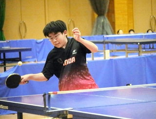 卓球男子個人の決勝でプレーする三田学園の藤田悠人さん＝柏原住民センター