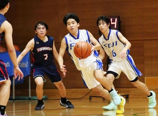 白熱したプレーを見せた「富士・狭間」と「ゆりのき台・藍」の選手たち＝氷上中学校