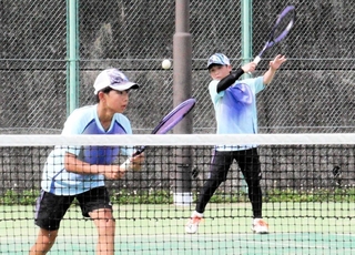 男子個人で優勝した三田ユースＳＴＣの（手前から）仲内維吹さんと小屋畑陸駆さん＝青垣総合運動公園