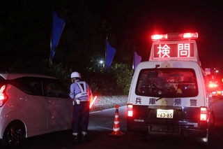 ７日深夜に県道「三田幹線」で行われた飲酒検問＝三田市狭間が丘１
