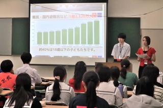 難民の現状などについてジーユー店員から説明を聞いた＝北摂三田高