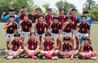 ６連覇を飾った三田学園の選手たち＝三田学園