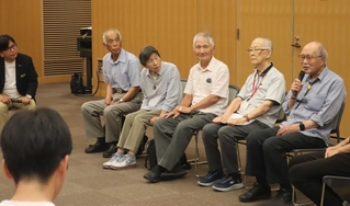 自身の体験などを語った（右から）岸田達男さん、脇田孜さん、内田昇さん、志儀喜代美さん、仲畑直さん＝三田市駅前町