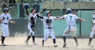 県神戸商との５回戦でサヨナラ勝ちし、喜ぶ三田松聖の選手たち＝高砂市野球場（撮影・伊田雄馬）