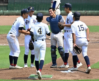 マウンドに集まり声を掛け合う三田松聖の選手たち＝神戸市須磨区、ほっともっとフィールド神戸（撮影・大田将之）