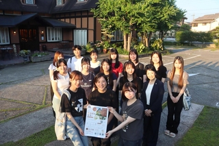 結婚式の会場となる洋菓子店「サントアン」の駐車場に集う塚口紗希社長（手前中央）と学生ら＝三田市南が丘２