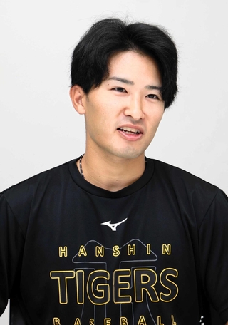 今後の目標や三田への思いを語った山崎照英選手＝尼崎市杭瀬南新町３（撮影・田中朋也）