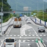 開通から半年を迎えた県道「三田西インター線」のバイパス区間。乗用車やトラックが利用している＝三田市テクノパークから撮影