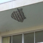 一部が剝がれ落ちたバルコニーの天井＝三田市三輪１（市提供）