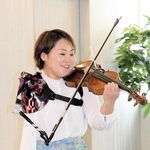 市役所で「愛の讃歌」を演奏した伊藤真波さん＝伊丹市千僧１