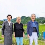 疎開中に過ごした場所を訪れた（右から）小林卓二さんと中谷歌江さん、妹の大田多喜子さん。自然豊かな風景は当時のままという＝三田市乙原（提供）