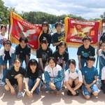 男女の４００メートルリレーで大会記録を更新するなどし、総合優勝したイトマン三田の選手たち＝三田市八景町、八景中学校