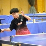 卓球男子個人の決勝でプレーする三田学園の藤田悠人さん＝柏原住民センター