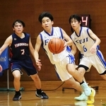 白熱したプレーを見せた「富士・狭間」と「ゆりのき台・藍」の選手たち＝氷上中学校