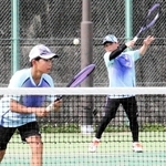 男子個人で優勝した三田ユースＳＴＣの（手前から）仲内維吹さんと小屋畑陸駆さん＝青垣総合運動公園