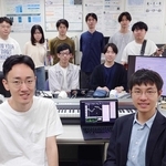 片寄研究室のメンバー。手前左が沖田陽一さん、右が川口竜斉さん。研究室には楽器が並ぶ（提供）