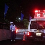 ７日深夜に県道「三田幹線」で行われた飲酒検問＝三田市狭間が丘１