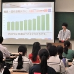 難民の現状などについてジーユー店員から説明を聞いた＝北摂三田高