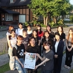結婚式の会場となる洋菓子店「サントアン」の駐車場に集う塚口紗希社長（手前中央）と学生ら＝三田市南が丘２