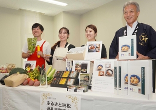 ８月から返礼品のメニューに加わった商品を紹介する市内事業者たち＝三田市役所