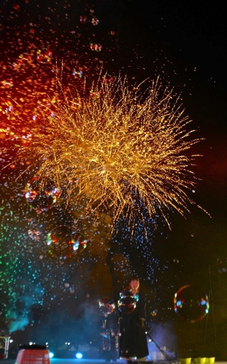 花火とシャボン玉が夜空を彩った「ナイトバブルショー」でフィナーレを迎えた＝三田市天神１