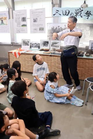 戦時中の三田について説明を聞く子どもたち＝三田ふるさと学習館