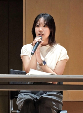 三田空襲の継承をテーマにしたドキュメンタリーを制作した伊東菜月さん。８日のイベントで思いを語った＝三田市川除