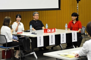 公開収録に参加した濱口和久さん（右から２人目）や諸星天音さん（同３人目）ら＝三田市駅前町