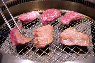 網の下のプレートが発する遠赤外線で、じっくり焼き上げる＝三田市南が丘２