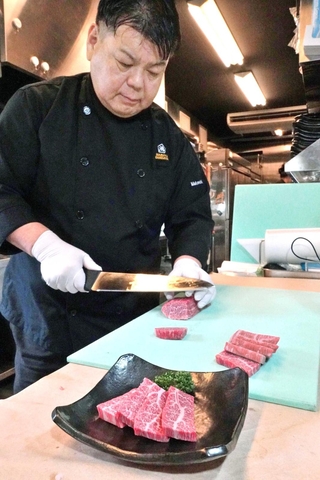 肉の切り方にもこだわる廣岡誠道社長＝三田市南が丘２
