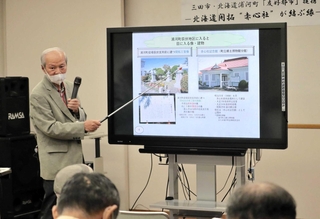 ６月に三田市立図書館で行われた講座で赤心社の歩みについて解説する福富悦夫さん＝三田市南が丘２