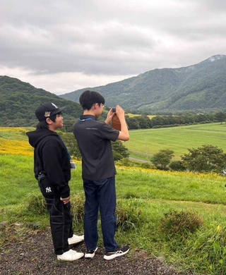 雄大な自然に触れる三田市の中学生たち＝北海道浦河町（提供）